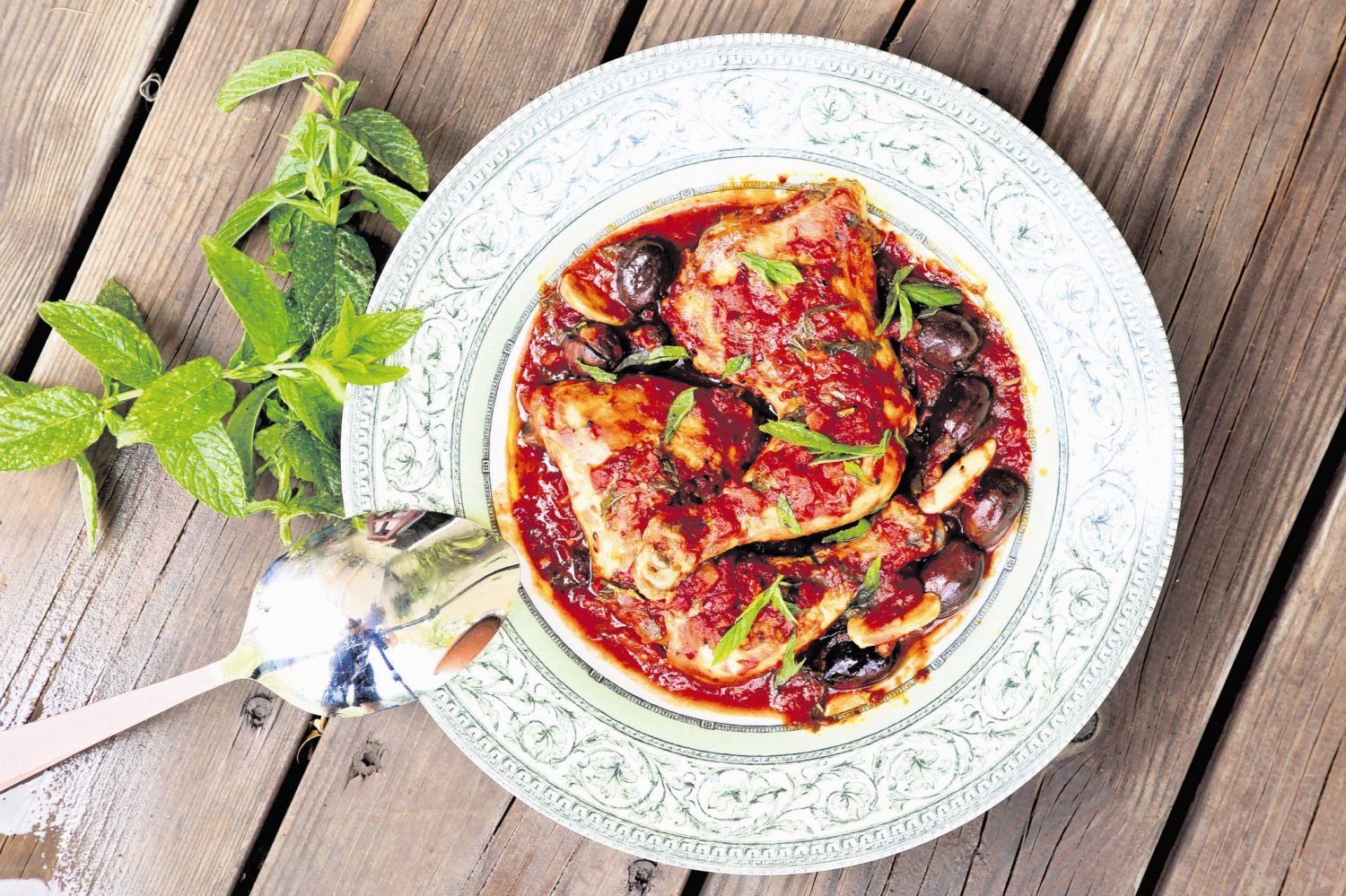 עוף מבושל בזיתי קלמטה, שום ונענע. צילום: ריאן