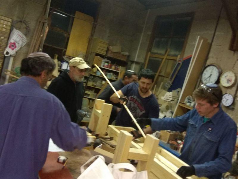 יוצרים ספסלים וארוניות בשלוחות. צילום: אתר הקיבוץ הדתי