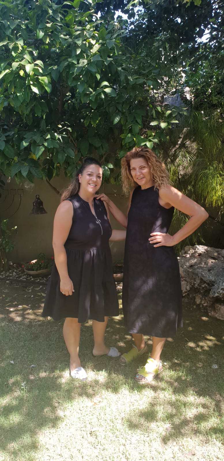 בצילום: הדס (מימין) ושלהבת