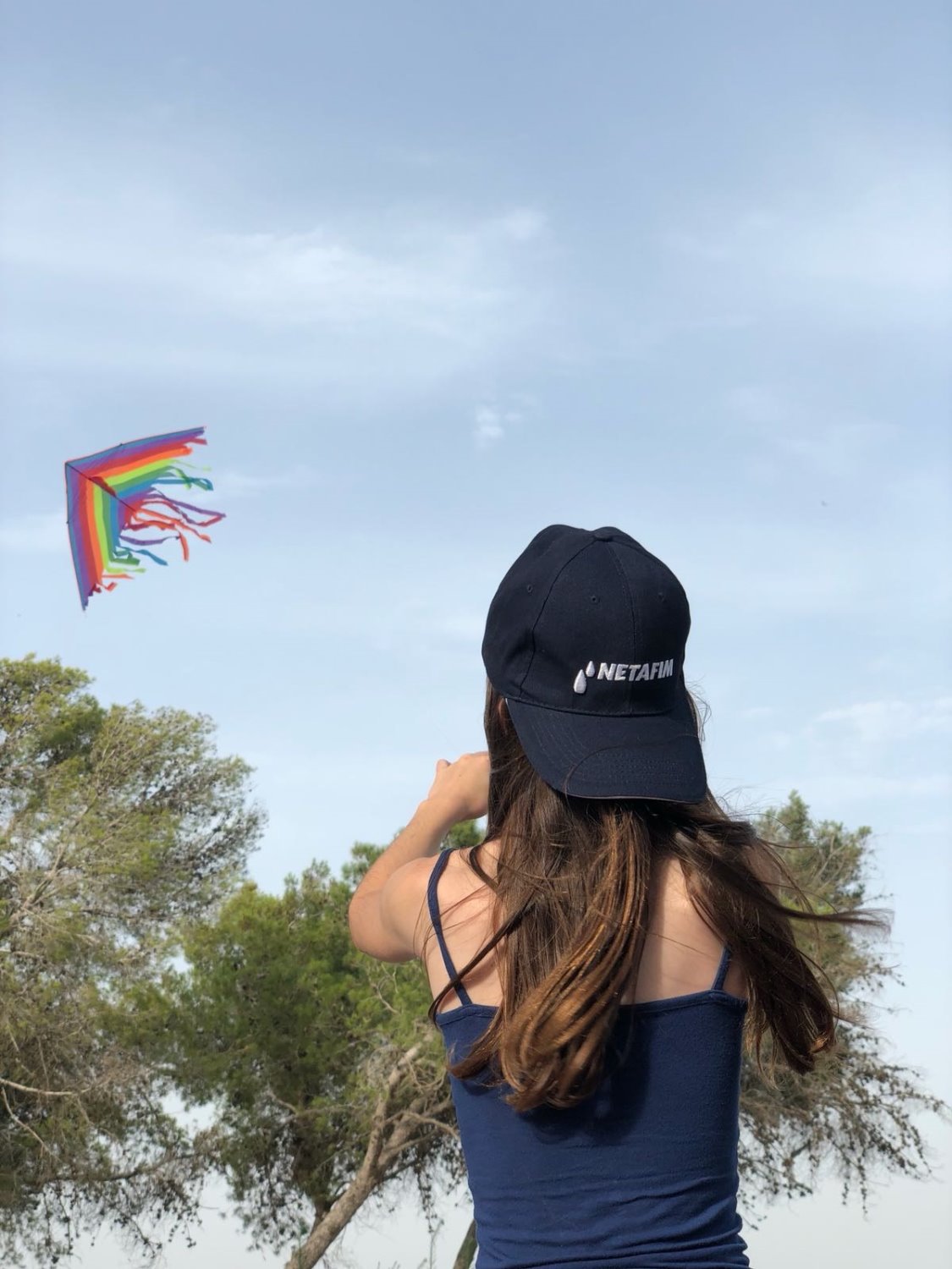 ילדה מניר עם מפריחה עפיפון שלום