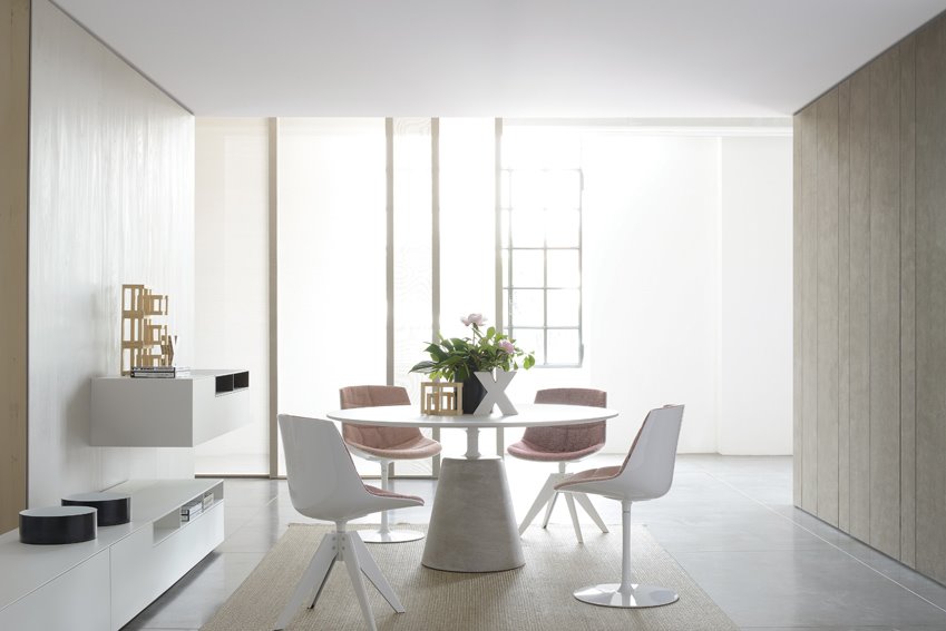 מערכת ישיבה המשלבת חומרים שונים. רשת הביטאט