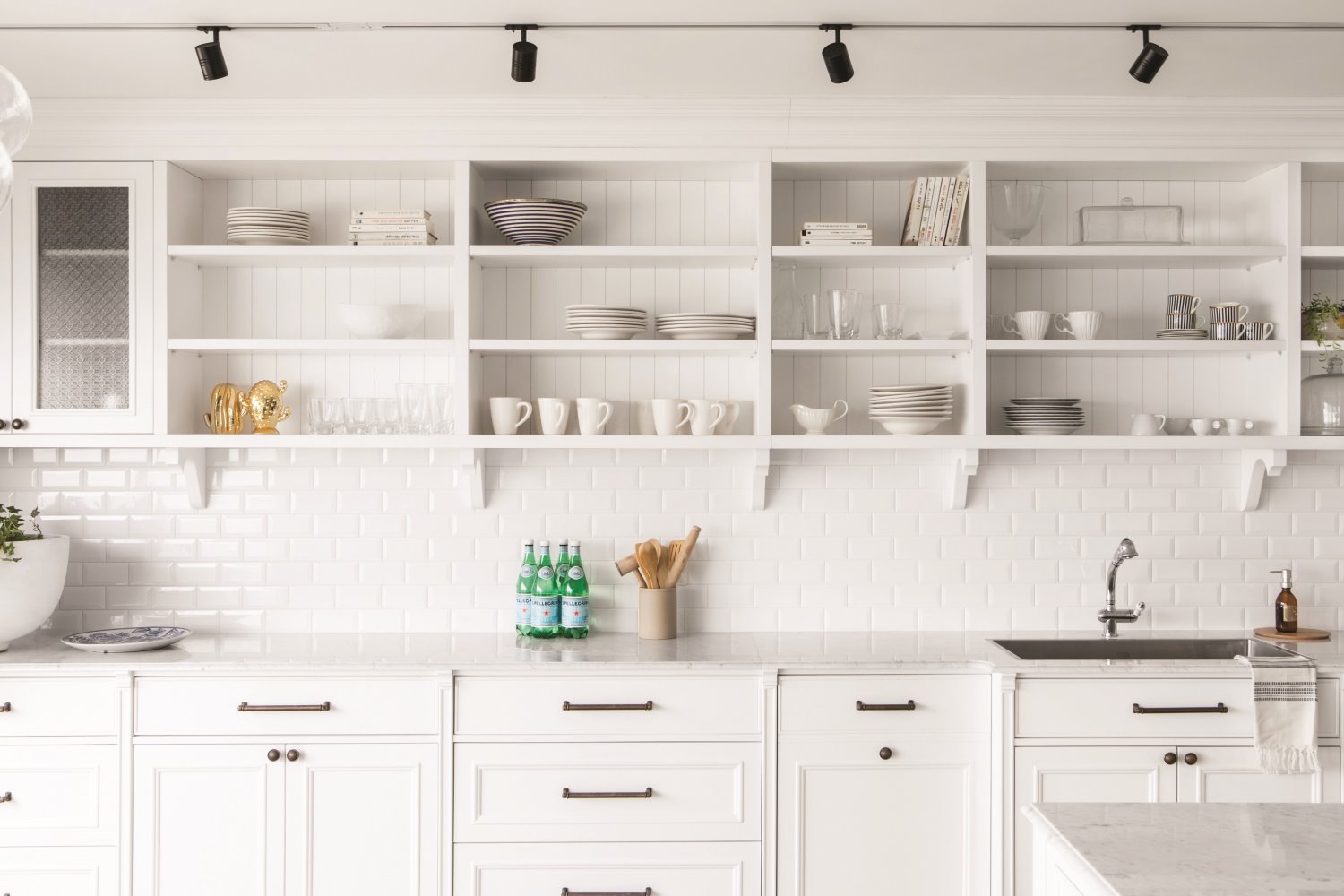 הצבע הלבן מספק למטבח ניקיון עיצובי, סדר בעיניים ונותן לפריטים המשלימים את קדמת הבמה.תכנון ואדריכלות שרה ונירית פרנקל. צילום: איתי בנית