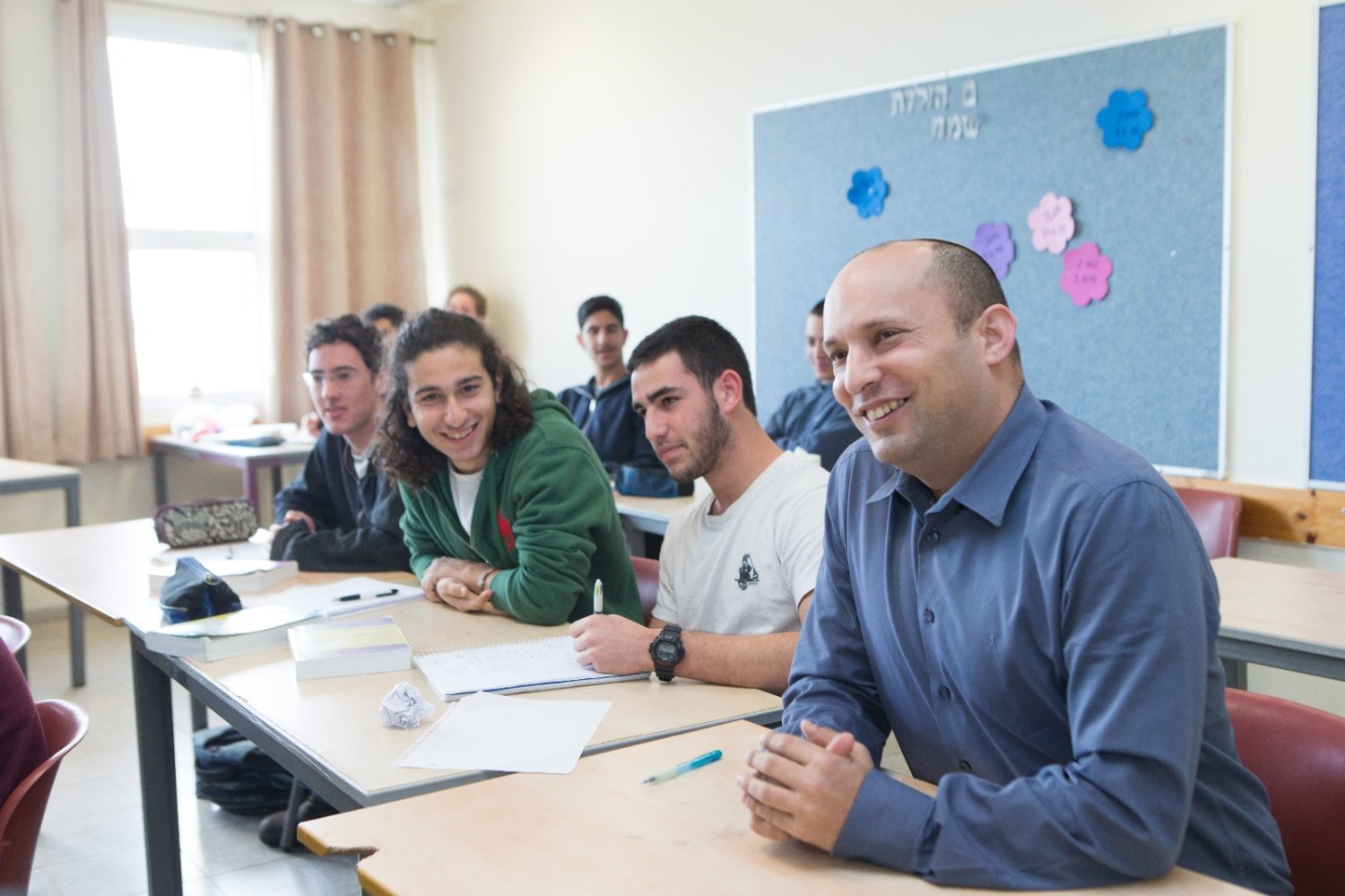 נפתלי בנט עם תלמידי תיכון. צילום: דוברות משרד החינוך