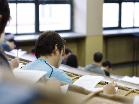 סטודנטים בבחינה, שאטרסטוק