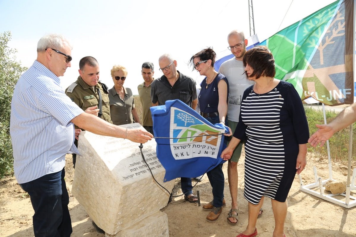 נציגי המשפחות בטקס חנוכת החניון , צילום יצחק לוגסי קק"ל