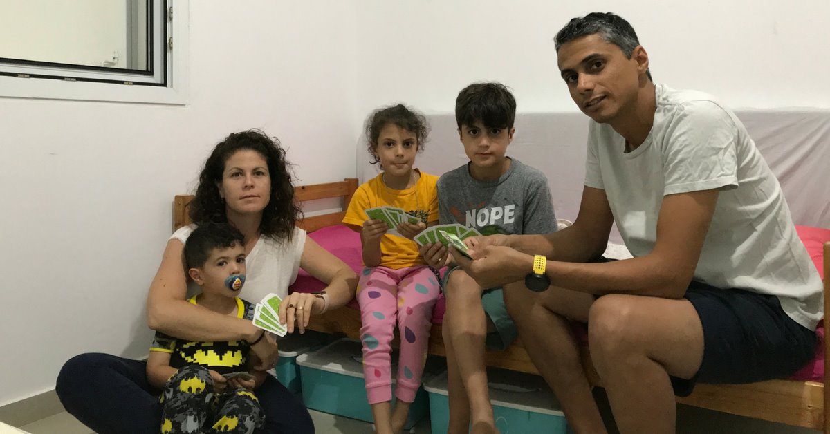 "נחזיר להם כי אנחנו חזקים". משפחת יחיא בממ"ד בביתם, צילום: אלבום משפחתי