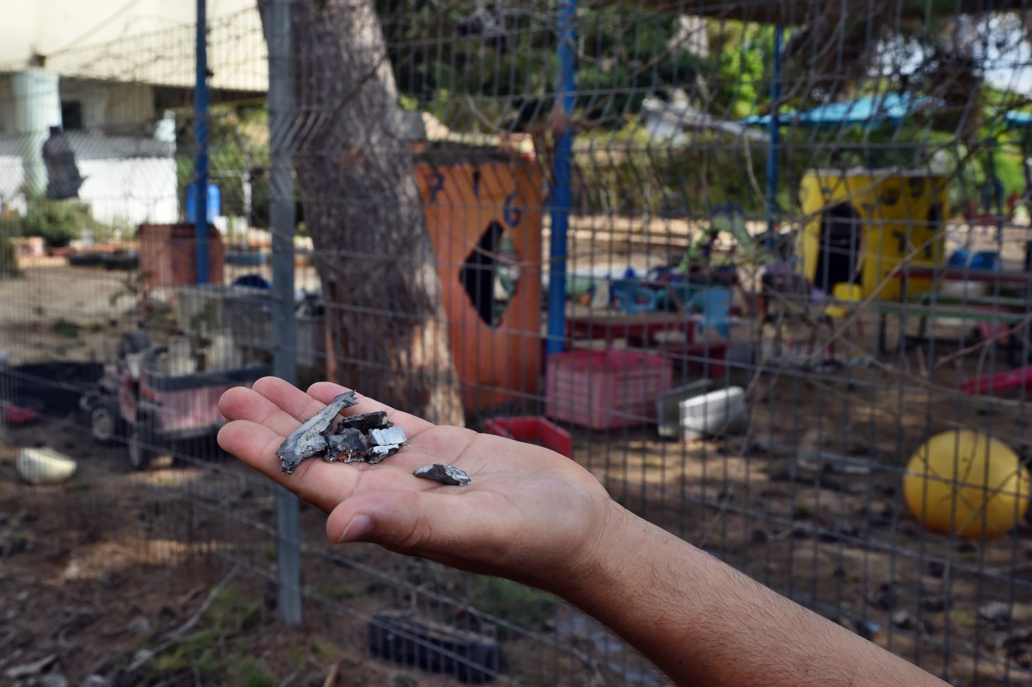 תושבים עם חוסן. שרידי נפילת פצמ"ר בעוטף עזה, צילום: חיים הורנשטיין