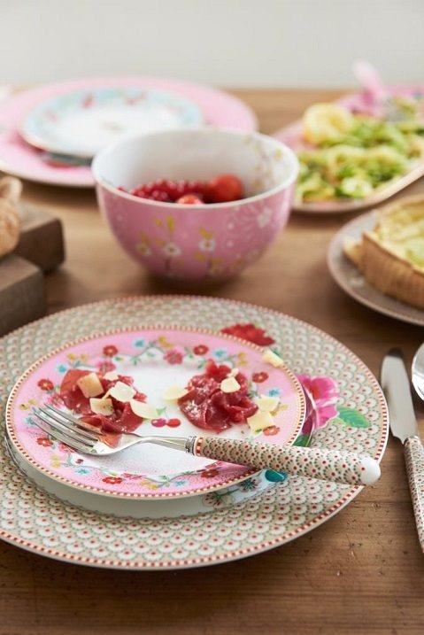 סט סכו"ם חאקי PIP STUDIO. צילום: עדי קראוס