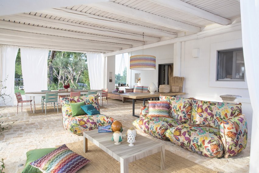 בדי ריפוד בהדפס אביבי וצבעוני מבית האופנה מיסוני. RENBY 