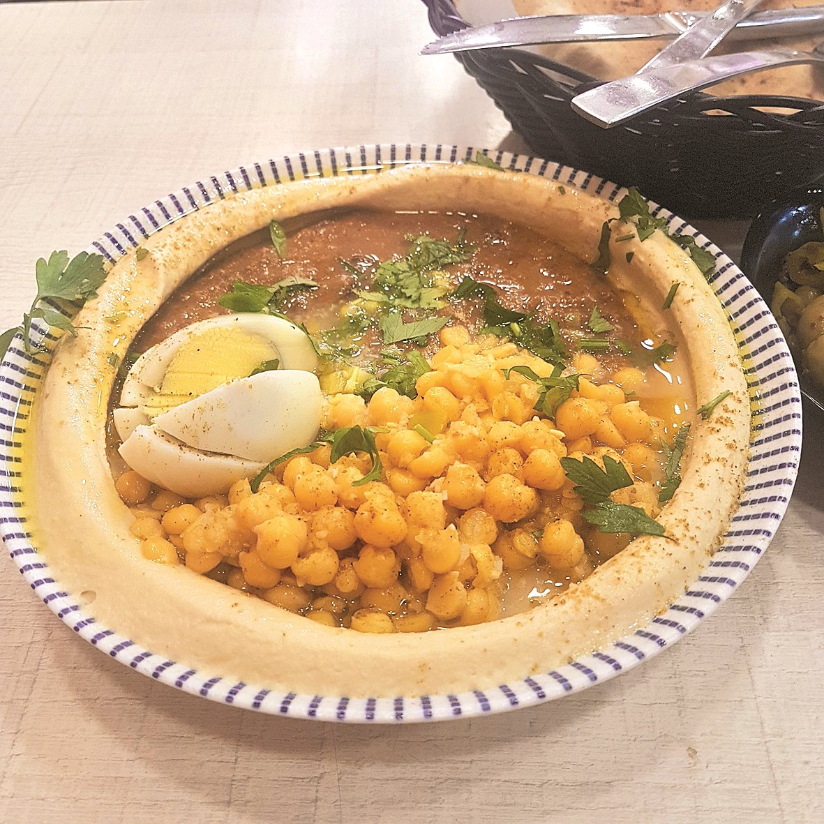 חומוס טוב, שמוגש בצורה נדיבה ואסתטית | צילום: אשר קשר