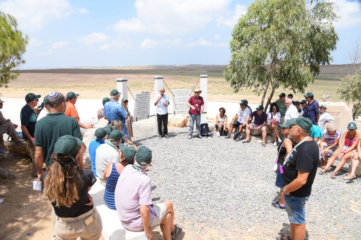 קבוצת תיירים בעוטף עזה- צילום יוסי איפרגן קק"ל