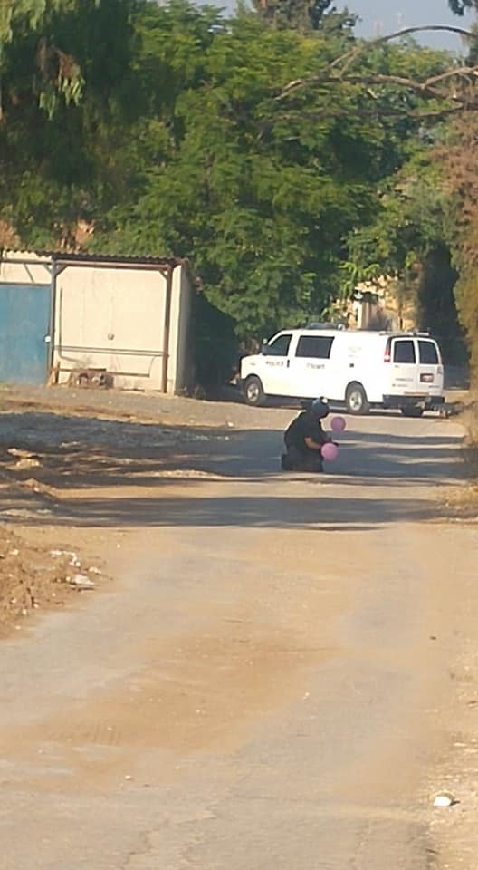 חבלן מנטרל את הבלון