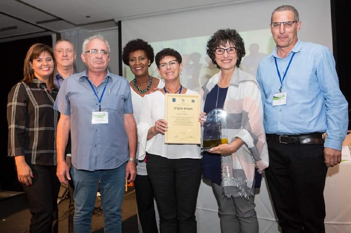 במרכז: ד"ר שושנה מירוצ'ניק מקבלת את תעודת ההוקרה  קרדיט: דוברות החינוך ההתיישבותי