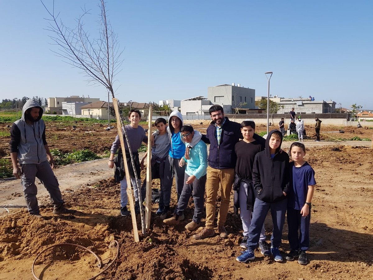 תלמידי בני יששכר נוטעים