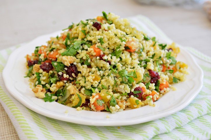 סלט בורגול עם פירות יבשים