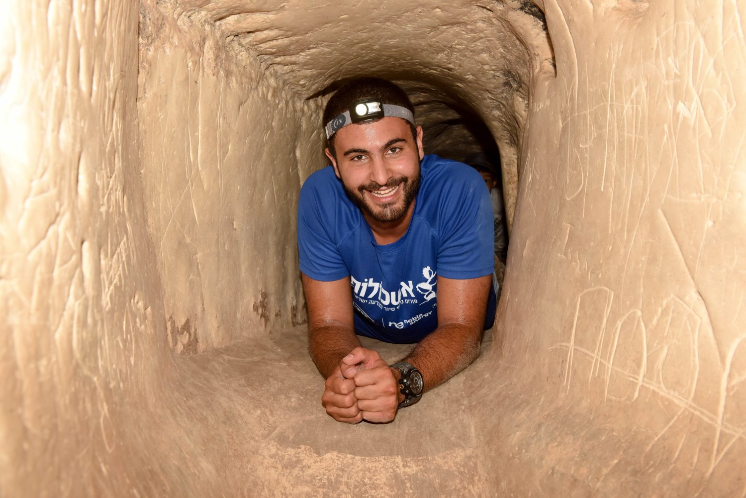 סוכות עם אשכולות. צילום: אלון שניידר