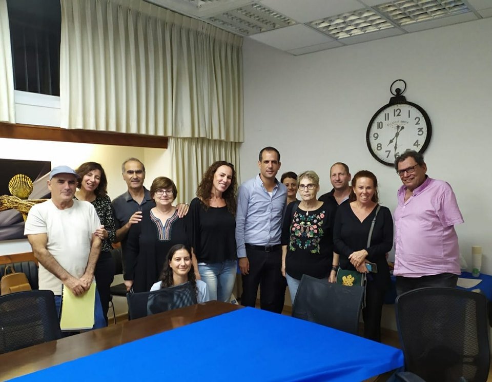 ראש המועצה, איתמר רביבו וראש מחלקת רווחה, מעוזיה סגל עם ההורים, בוגרי הקורס