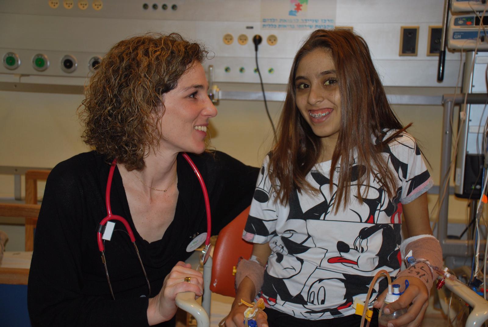 הילדה עמרם יחד עם ד״ר אורית ויסבורד, קרדיט לצילום: דוברות מרכז שניידר