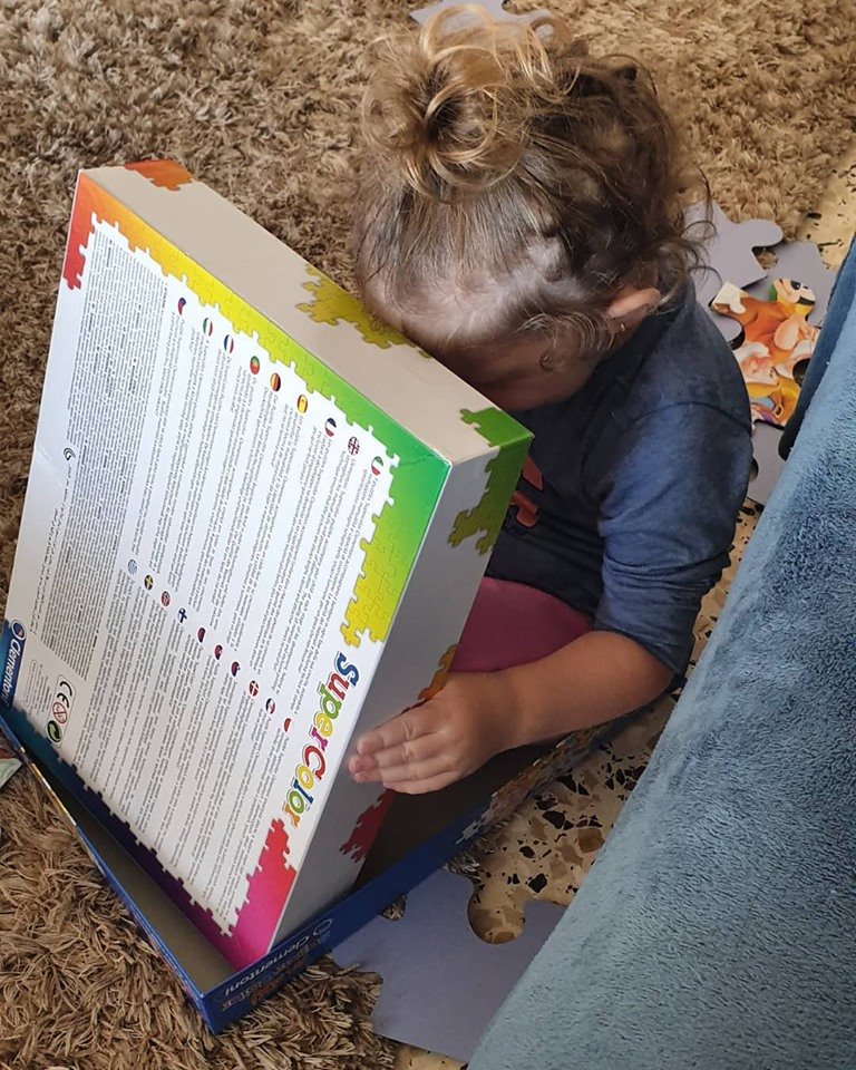 המציאות בתוך משחק - מיה בת השנתיים מסתתרת מאחרי הפאזל שלה בזמן האזעקה