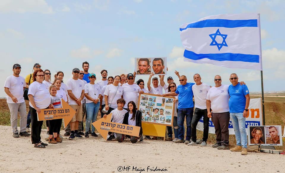 אנדרטת החץ השחור, יחד עם נציגי משפחת גולדין — עם אייל וקנין ויחיאל דורייב.