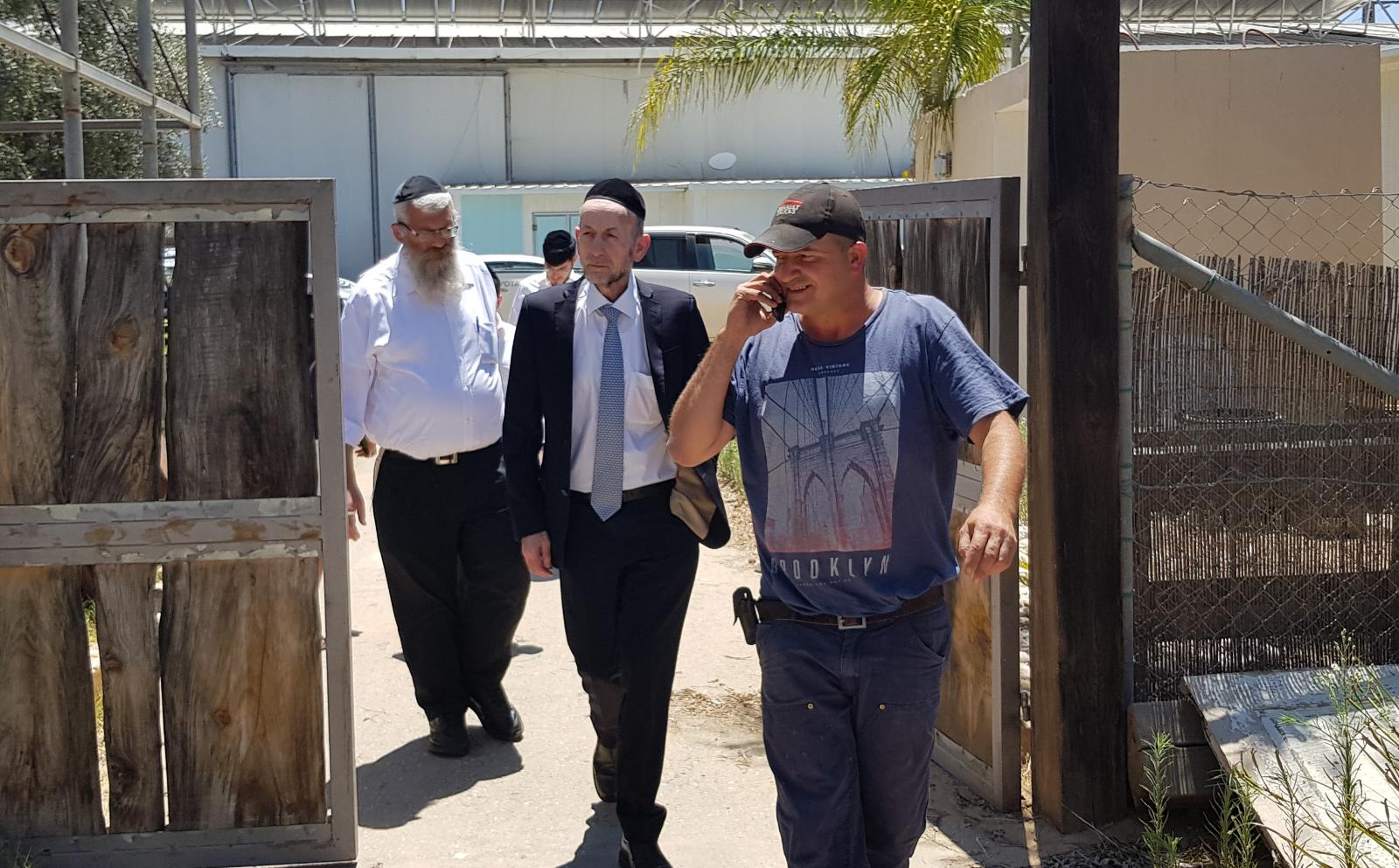 חבר הכנסת אורי מקלב מסייר בישובי עוטף עזה