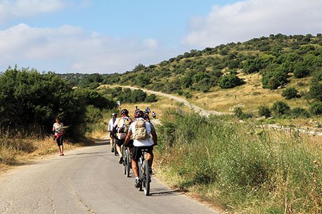 רוכבי אופניים בפארק עדולם-צרפת. צילום: ארכיון הצילומים של קק"ל
