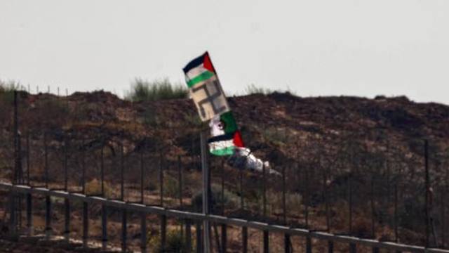 דגל עם צלב קרס הונף בהפגנות "צעדות השיבה" ביום שישי(צילום: דובר צה"ל)