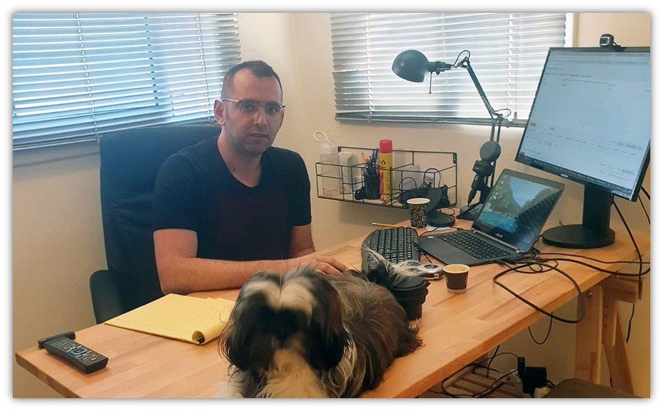 יגאל רז, מומחה למסחר באמזון, מנהל מביתו אימפריה של חנויות באמזון