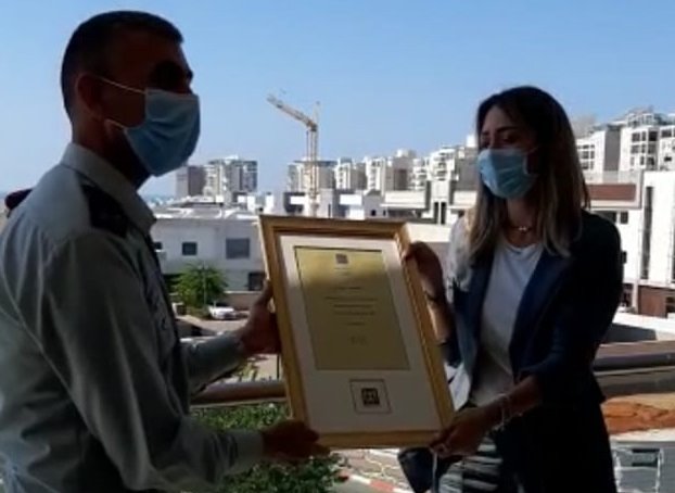 מזכיר הנשיא מעניק את אות הגבורה לחלי איטח אלמנתו של בן זיקרי. צילום באדיבות חלי איטח