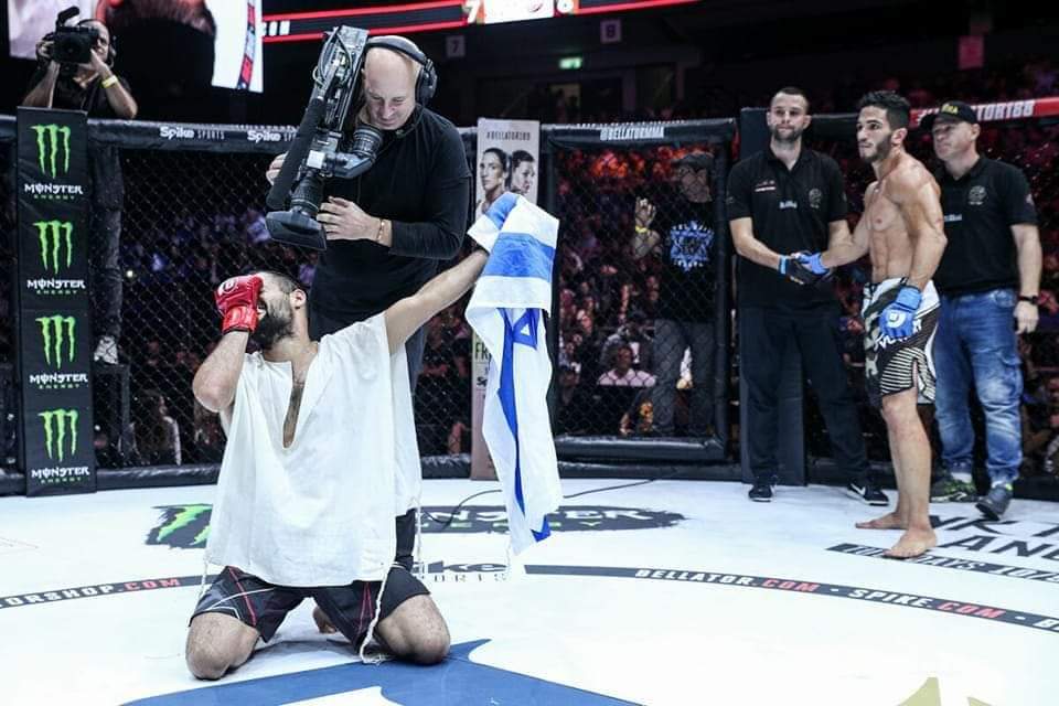 אלמוג שי קורא "שמע ישראל" לאחר ניצחון. קרדיט: בלאטור ישראל, חיים גוזלי