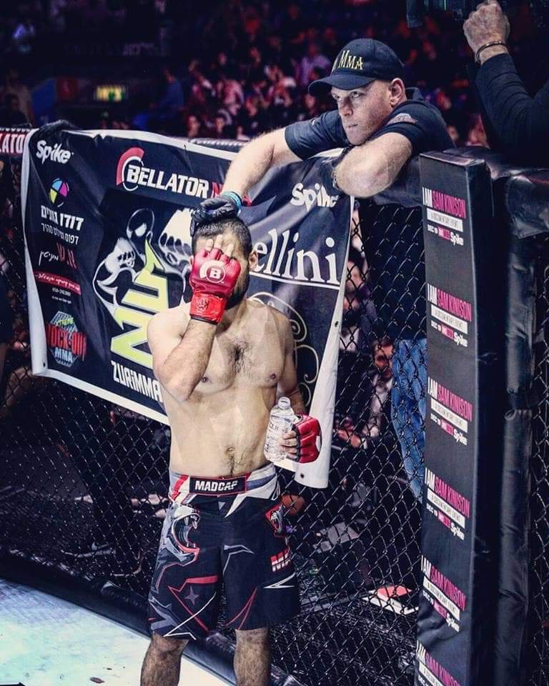 קורא "שמע ישראל" לצד המאמן שרון. קרדיט: בלאטור ישראל, חיים גוזלי