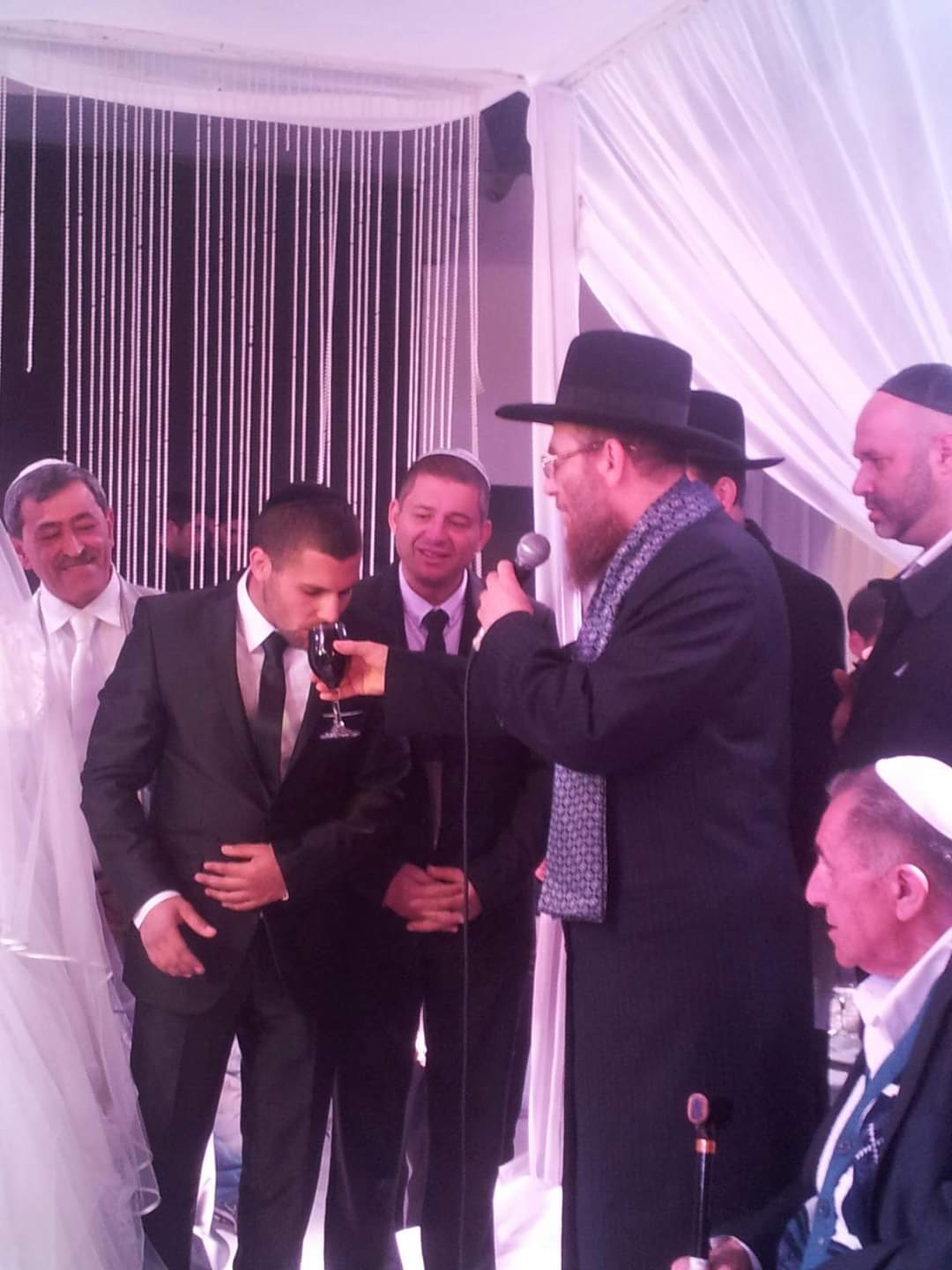 אלמוג ביום החתונה לצד הרב ברדא שליט''א. צילום: אלבום פרטי