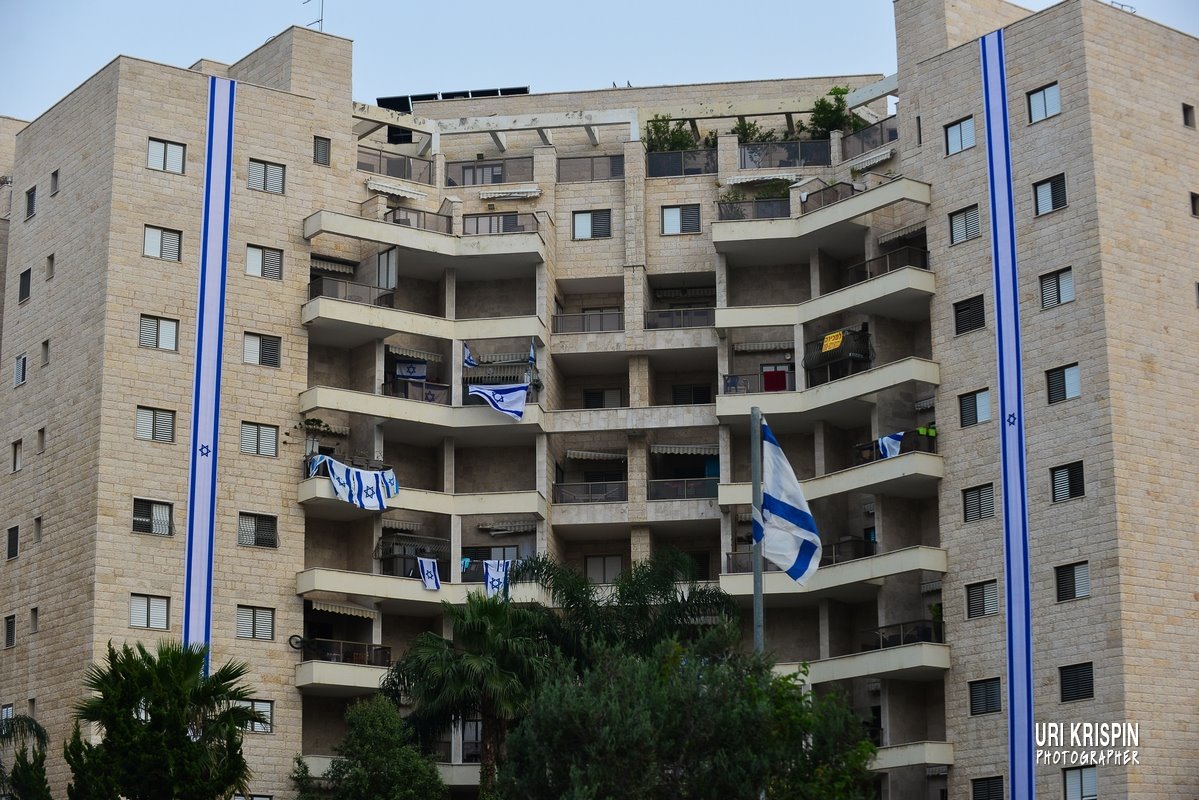 דגלי ישראל על גבי בניינים באשדוד. צילום: אורי קריספין