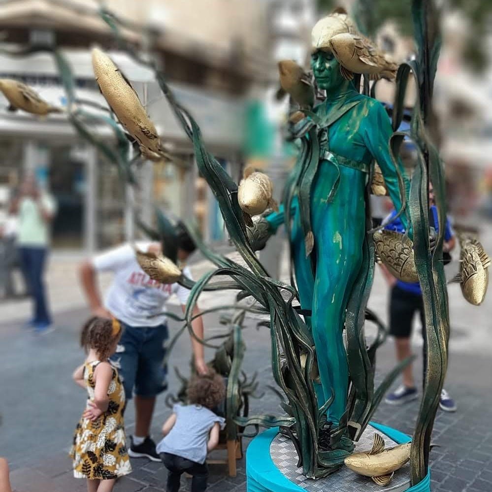 מירב אלטחן אלבז מקשטת את הרחוב עם אחת מדמויותיה.