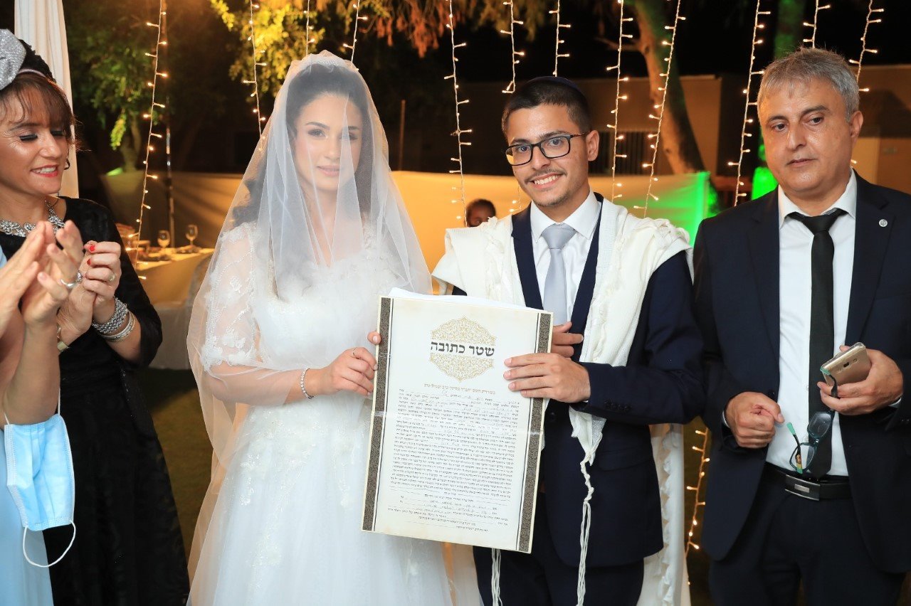 צילום: מאיר לביא    בצילום-מימין-יעקב בטיטו, החתן והכלה ונורית בטיטו, המורה 