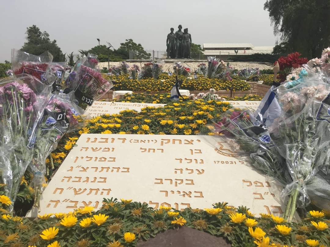 חלקת הקבר בקיבוץ נגבה