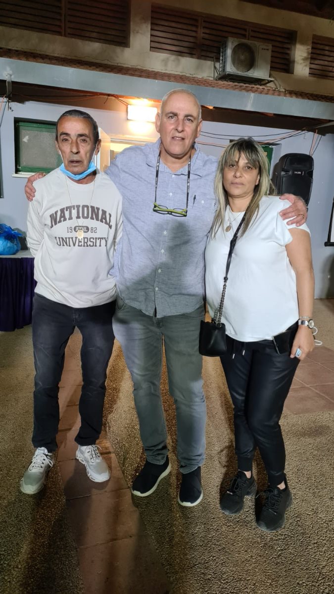 הוריו של בראל ז"ל עם ד"ר עוזי תפוחי מנהל הכפר צילום רון מסיקה