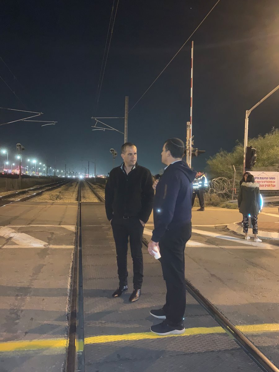 בתמונה : ראש המועצה, איתמר רביבו חוסם את המסילה יחד עם תושב ניצן.