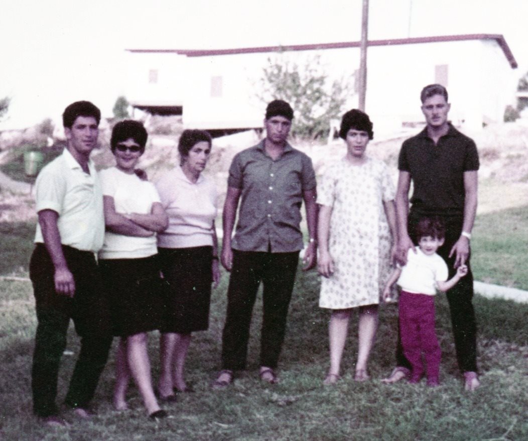 אלחנן לשם ז״ל, רות אשתו, אורי ז״ל, אלזה (סבתי), רחלי ודן (הורי)