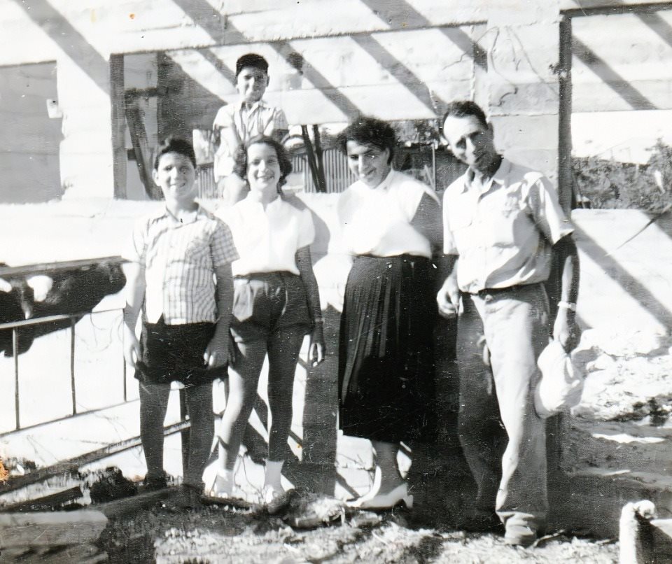 אורי בילדותו: הנס ואלזה ושלושת הילדים: רות, דן ואורי (יושב למעלה)