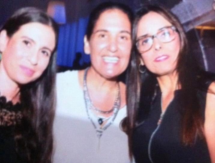 רוית עם חברותיה לצוות ההוראה בבית הספר. צילום באדיבות המשפחה