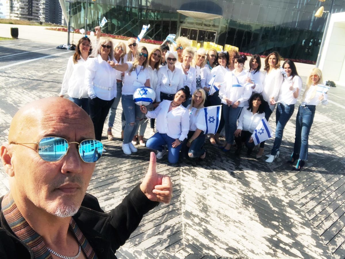 קריספין והמתמודדות בתחרות