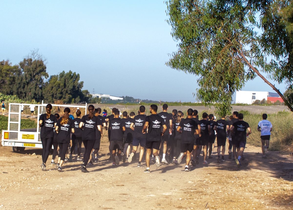בתמונה חניכי קורס מדריכי צניחה ומפקדים מהמרהו"ם שם שירת דן פארן ז"ל  
