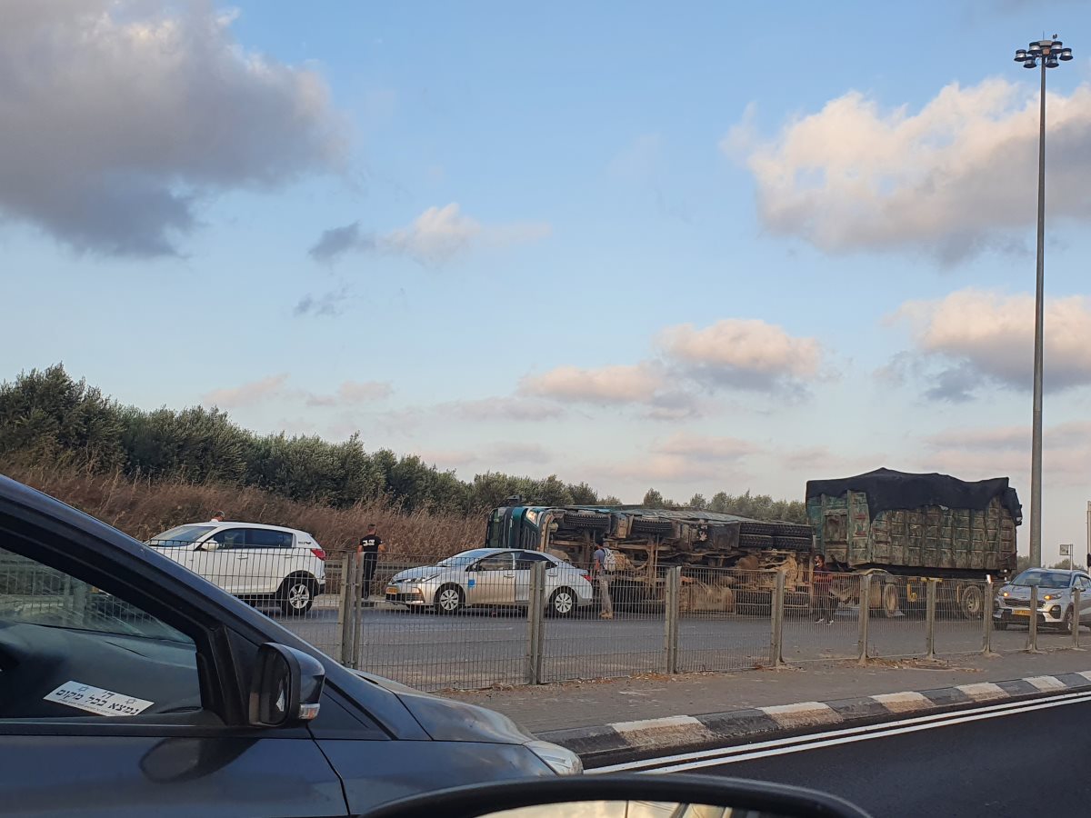 משאית הפוכה