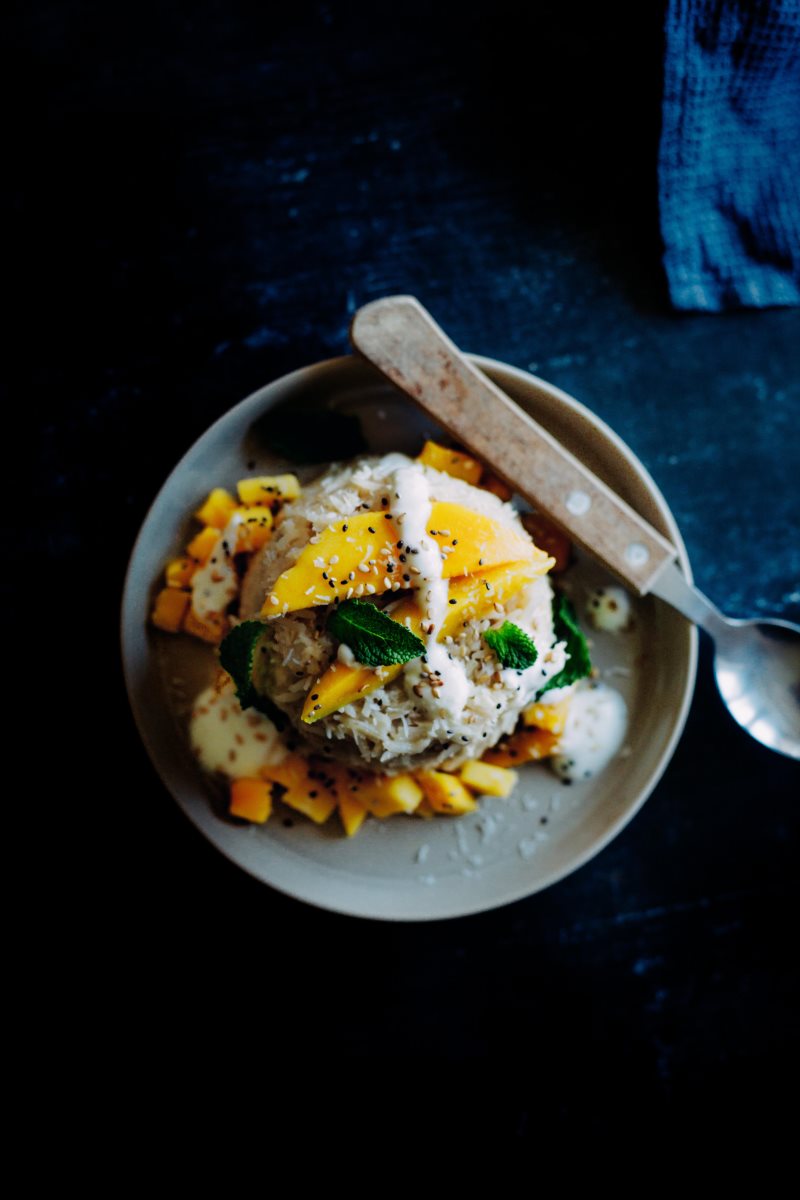 סטיקי רייס בחלב קוקוס ומנגו טאץ' קאריבי לארוחה מפסקת. קרדיט Teka Studio