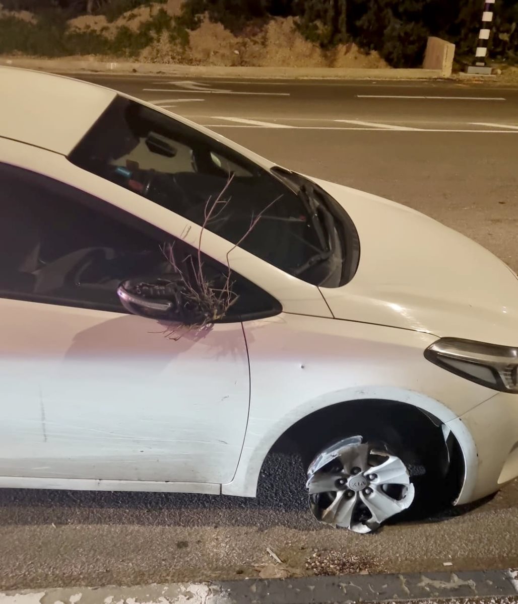 הצמיג החסר וענף שנתקע בדרך בין המראה לשמשה. צילום: דוברות המשטרה