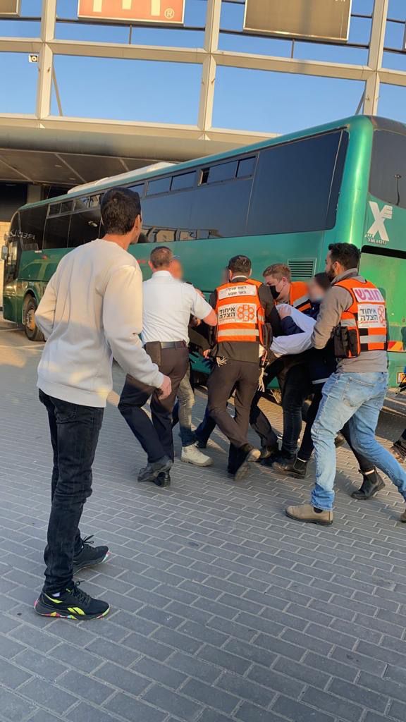 אחת מן הפצועות מפונות מן הזירה. קרדיט - "איחוד הצלה"