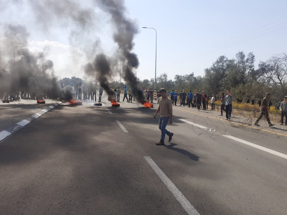 תלמידי הישיבה חוסמים את מעבר כרם שלום