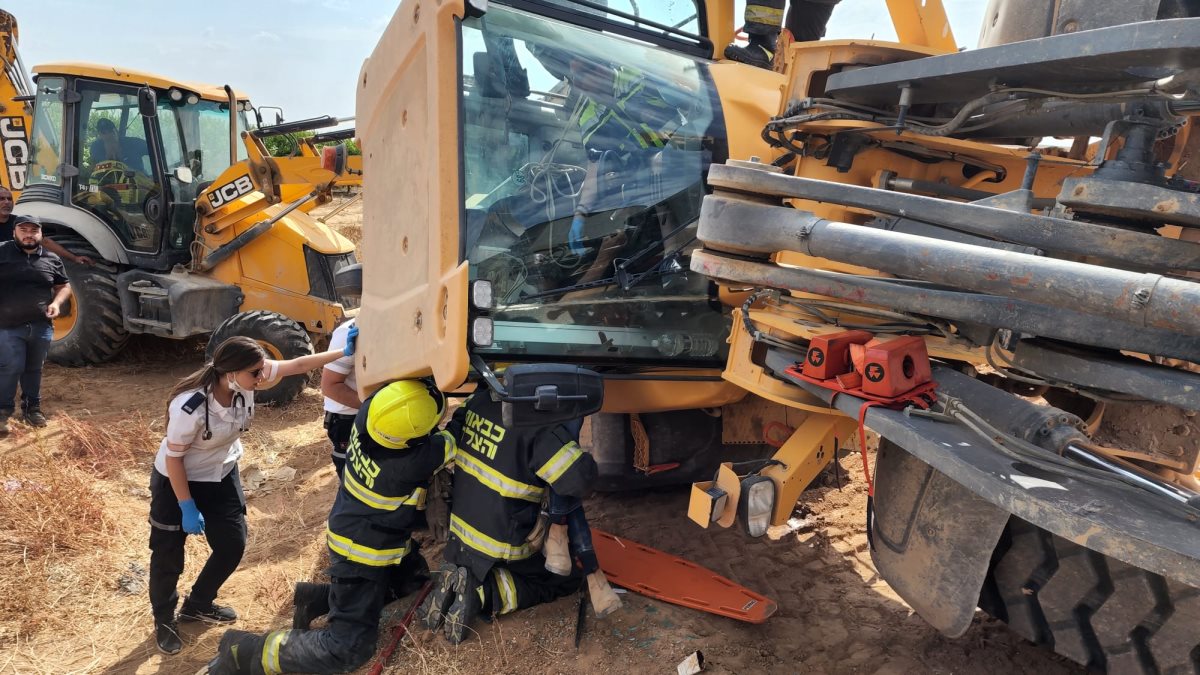 כוחות החילוץ בזירת התאונה. קרדיט - כבאות והצלה