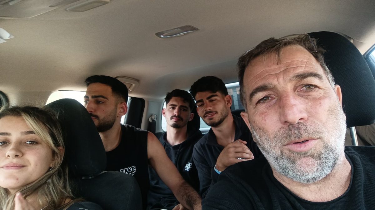 עוז דוידיאן והניצולים. צילום: פרטי